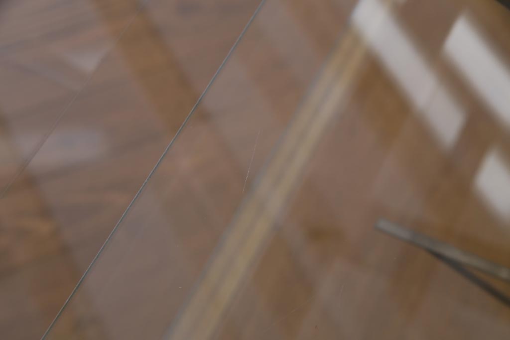 レトロ家具　昭和中期　ナラ材　台形　レトロな佇まいが魅力的なガラスケース(ショーケース、飾り棚、陳列棚)