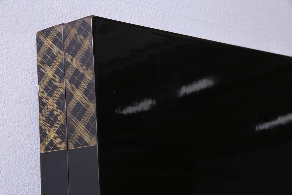 中古　日展作家　加治武　大作　輪島塗　沈金　翔鶴図　透けるような繊細さと躍動感が目を引く衝立(つい立て)
