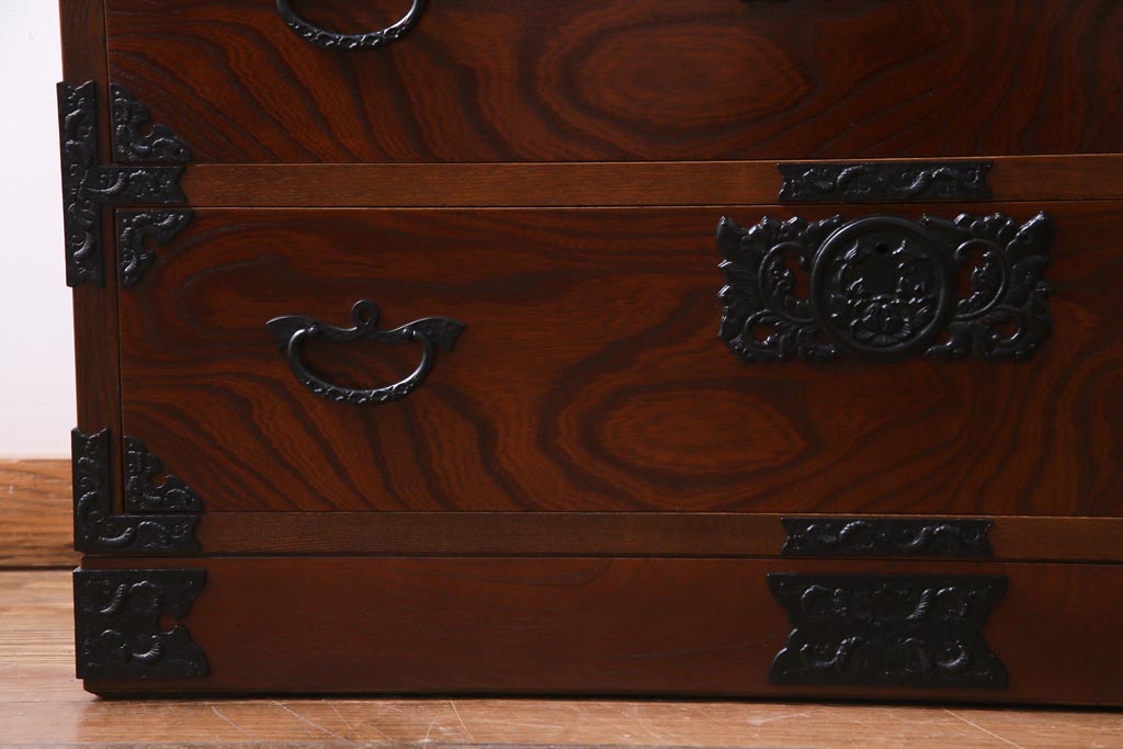 中古　国産民芸家具　桐・ケヤキ材　天板リメイク　貫録のある佇まいの衣装箪笥(和タンス、桐箪笥、桐たんす)