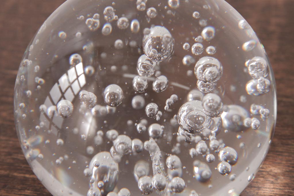 アンティーク雑貨　イギリス　球体　幻想的な気泡ガラスのペーパーウエイト(ディスプレイ、重し)