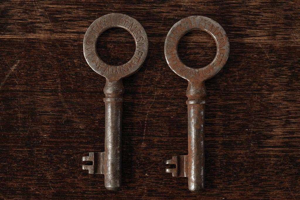 アンティーク雑貨　フランスアンティーク　ブロカントスタイルに合うシャビーなキー2本セット(鍵、カギ)(R-035478)
