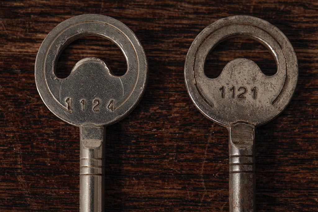アンティーク雑貨　フランスアンティーク　ブロカントスタイルに合うシャビーなキー2本セット(鍵、カギ)(R-035479)