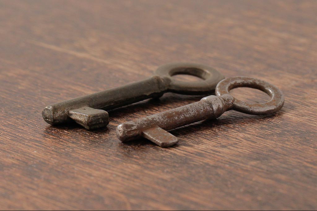 アンティーク雑貨　フランスアンティーク　ブロカントスタイルに合うシャビーなキー2本セット(鍵、カギ)(R-035480)