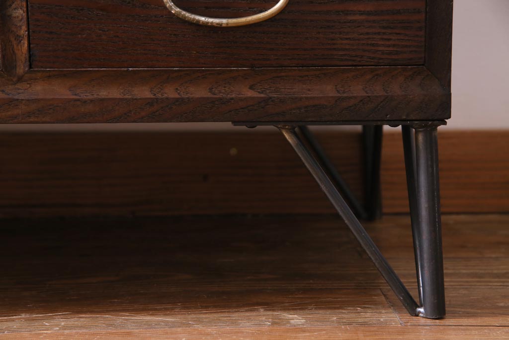 レトロ家具　昭和レトロ　前面桑材　鉄脚付リメイク　趣きある木味が魅力的なリビングボード(ローボード、戸棚、収納棚)