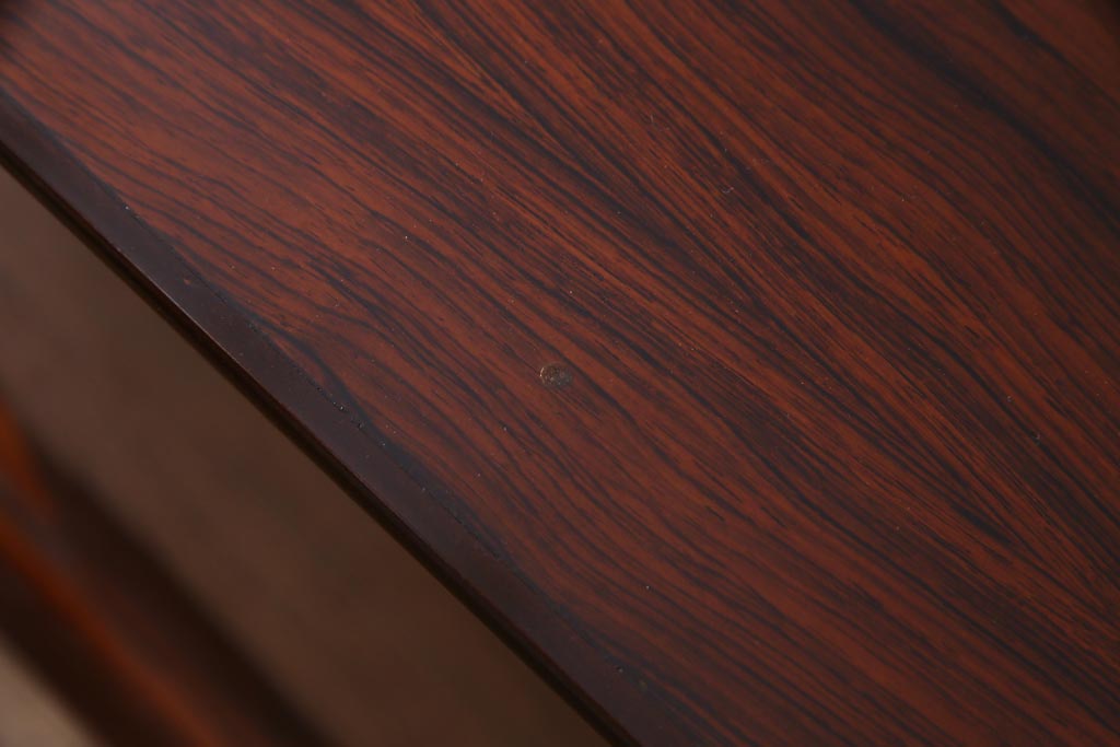 中古　ローズウッドプリント合板　赤味を帯びた濃淡のある木目が楽しめるリビングボード(収納棚、テレビボード)