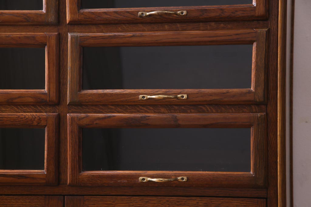 アンティーク家具　イギリスアンティーク　戸棚付き　凛とした佇まいのオーク材製シャツケース(ドロワー、チェスト)