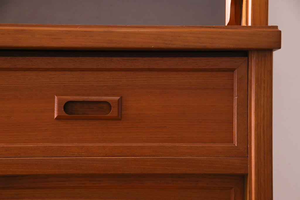 ヴィンテージ家具　ジャパンビンテージ　チーク材　北欧スタイルと和風が融合した珍しいデザインの食器棚(収納棚、飾り棚、カップボード)