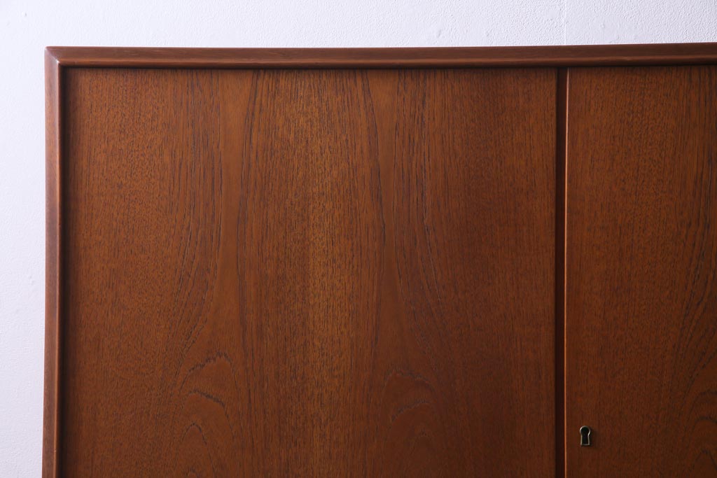 ヴィンテージ家具　ビンテージ　デンマーク製　チーク材　北欧スタイルのインテリアにぴったりなキャビネット(収納棚、サイドボード)