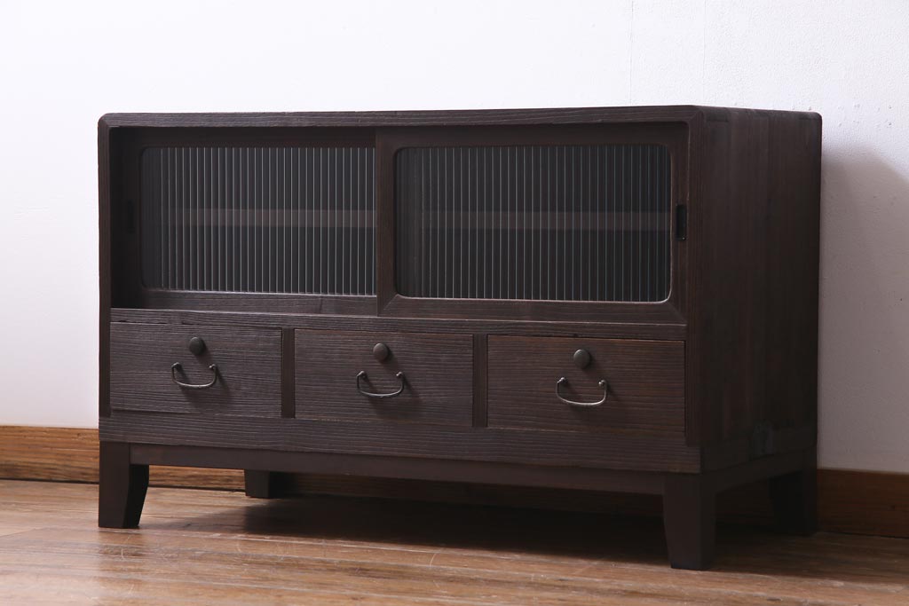 レトロ家具　昭和レトロ　リメイク　モールガラス入り　古い木の質感が魅力的な脚付きローボード(戸棚、収納棚)