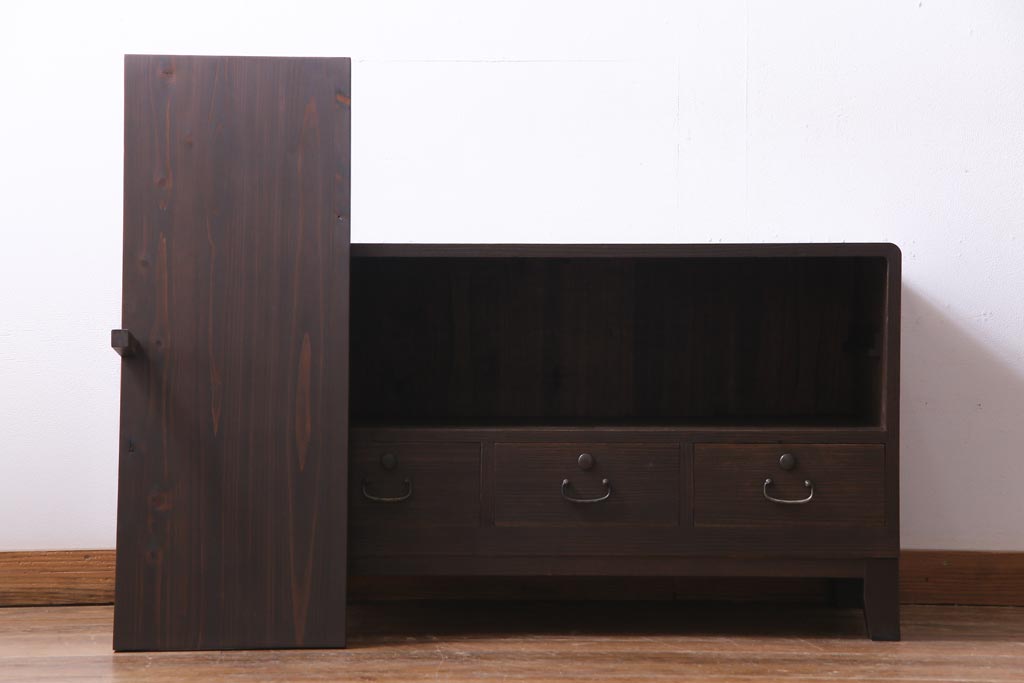 レトロ家具　昭和レトロ　リメイク　モールガラス入り　古い木の質感が魅力的な脚付きローボード(戸棚、収納棚)