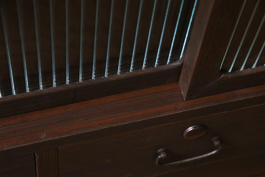 レトロ家具　昭和レトロ　リメイク　モールガラス入り　古い木の質感が魅力的な脚付きローボード(戸棚、収納棚)