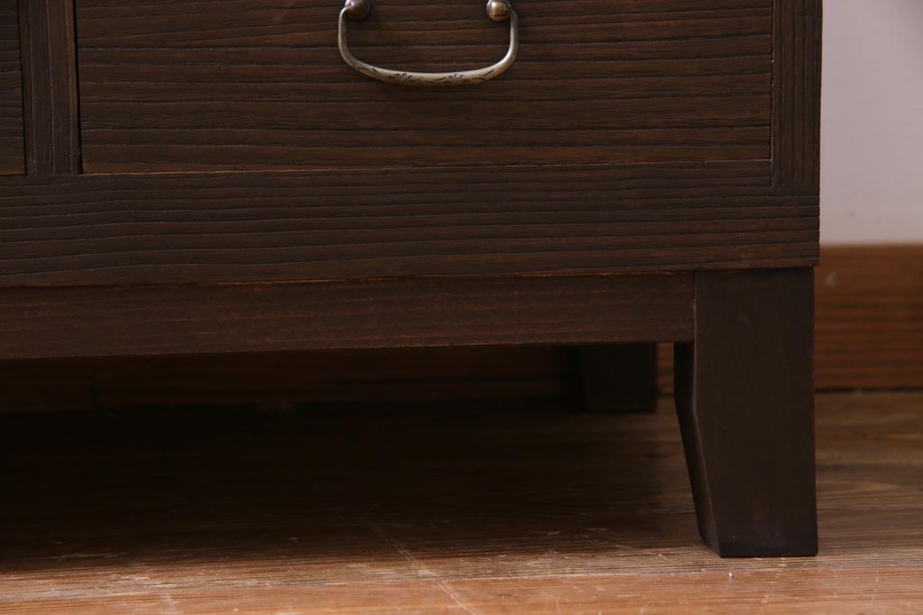 レトロ家具　昭和レトロ　リメイク　モールガラス入り　古い木の質感が魅力的な脚付きローボード(戸棚、収納棚)