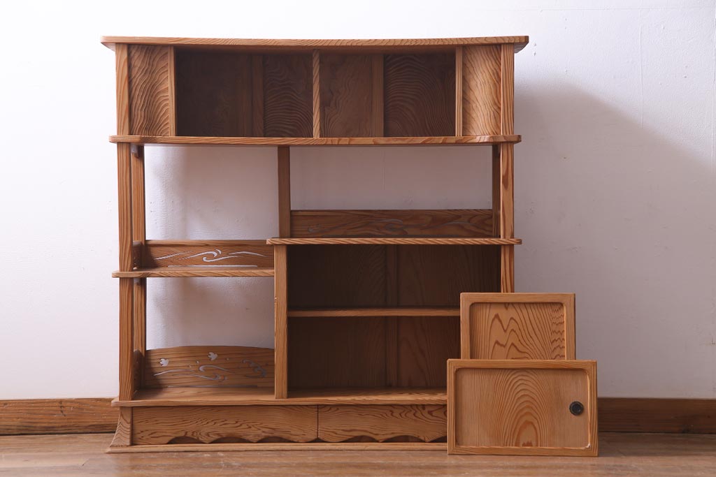 中古　高級杉材使用　浮造り　職人のこだわりを感じる細部までつくり込まれた茶棚(飾棚)