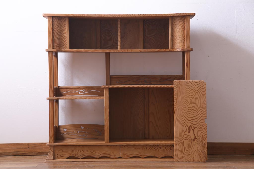中古　高級杉材使用　浮造り　職人のこだわりを感じる細部までつくり込まれた茶棚(飾棚)