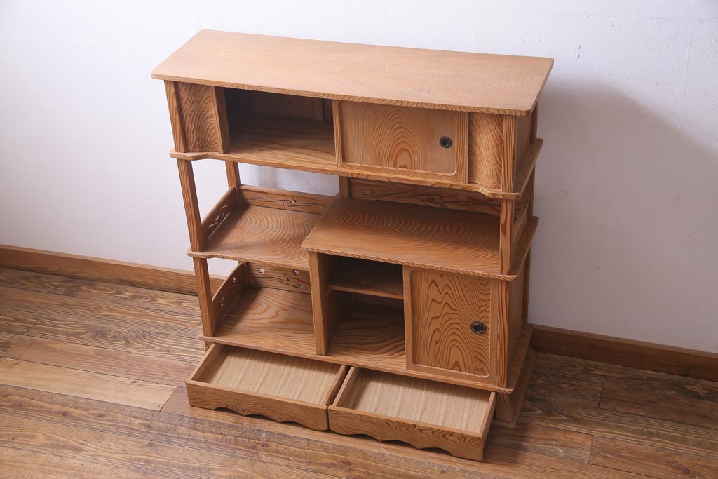 中古　高級杉材使用　浮造り　職人のこだわりを感じる細部までつくり込まれた茶棚(飾棚)
