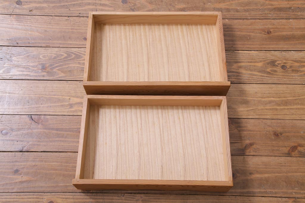 中古　高級杉材使用　浮造り　職人のこだわりを感じる細部までつくり込まれた茶棚(飾棚)