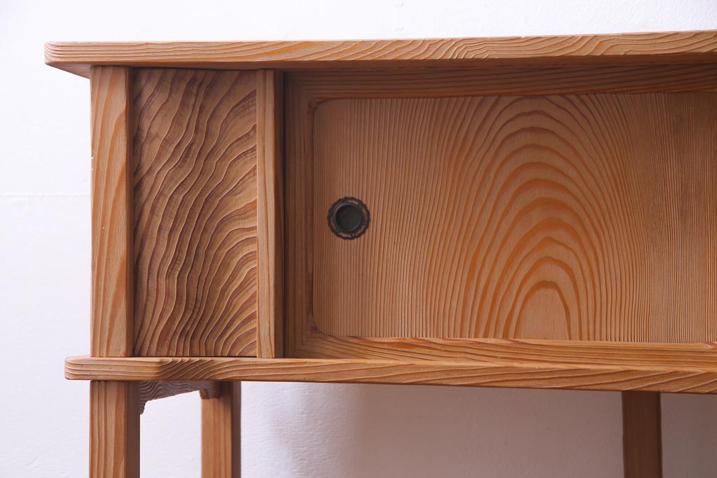 中古　高級杉材使用　浮造り　職人のこだわりを感じる細部までつくり込まれた茶棚(飾棚)