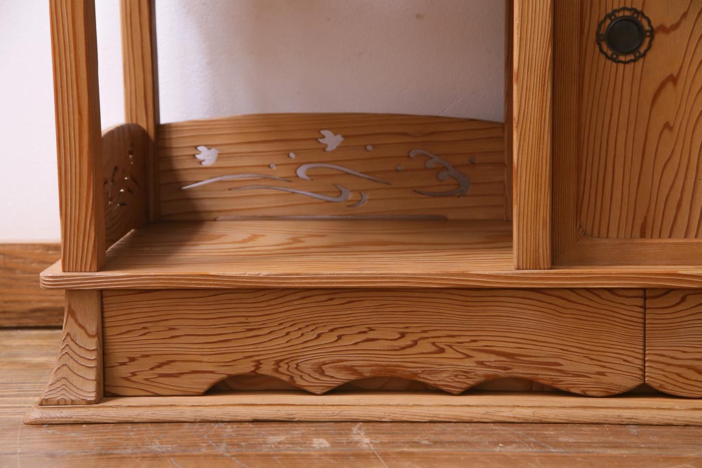 中古　高級杉材使用　浮造り　職人のこだわりを感じる細部までつくり込まれた茶棚(飾棚)