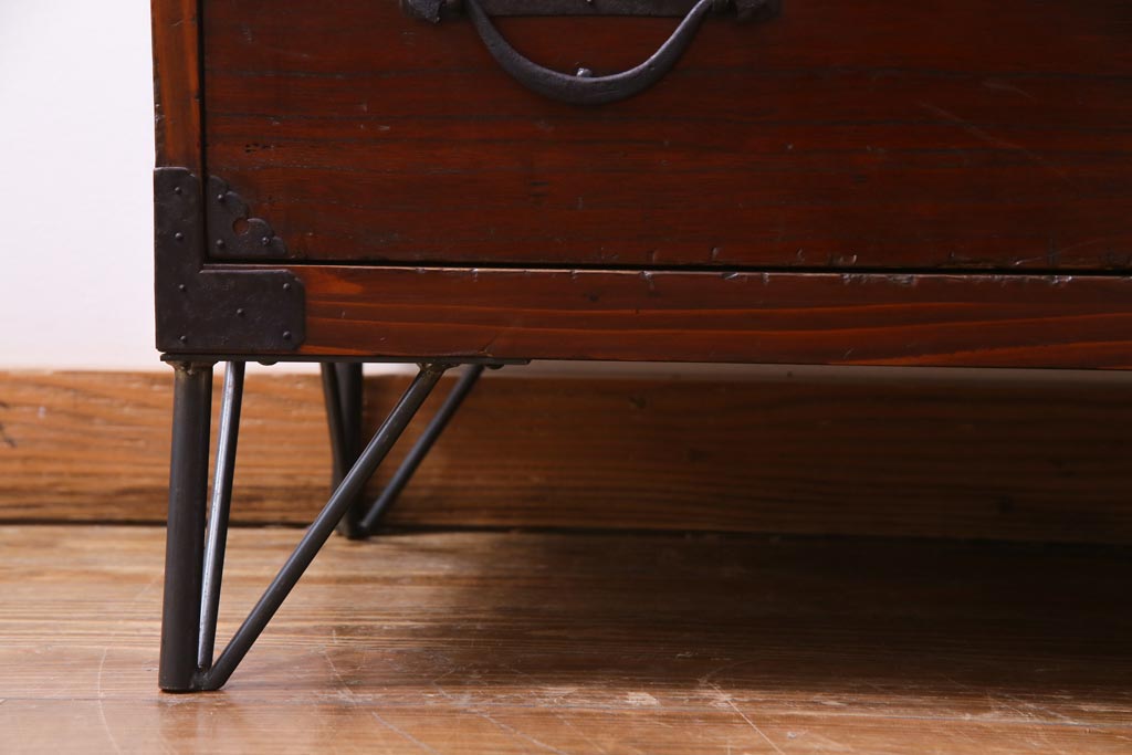アンティーク家具　箪笥リメイク　漆塗り　年季の入った渋さが魅力の鉄脚リビングボード(チェスト、衣装箪笥)