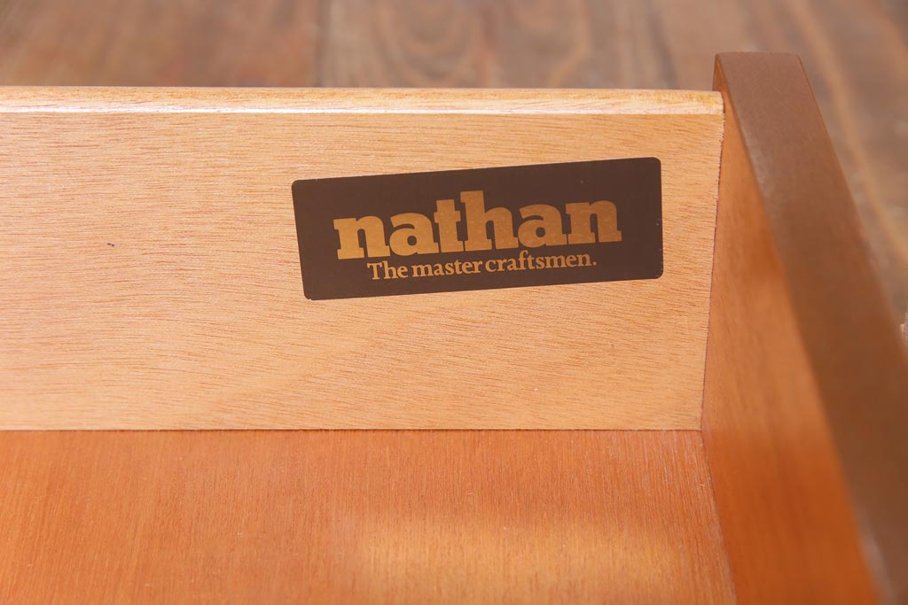 ヴィンテージ家具　イギリスビンテージ　nathan社(ネイサン)　スタイリッシュなシンプルさが魅力のキャビネット(飾り棚)