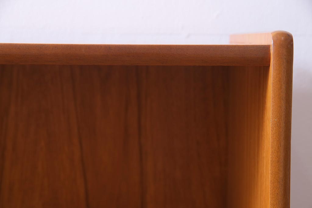 ヴィンテージ家具　イギリスビンテージ　nathan社(ネイサン)　スタイリッシュなシンプルさが魅力のキャビネット(飾り棚)