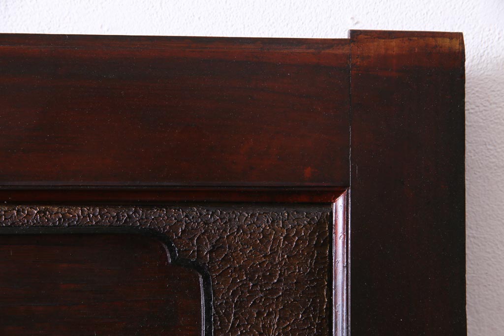 和製アンティーク　ヒノキ材　亀甲金網　たたき塗り　漆塗りが上品な印象与える庄内蔵戸(建具、格子戸、玄関戸)