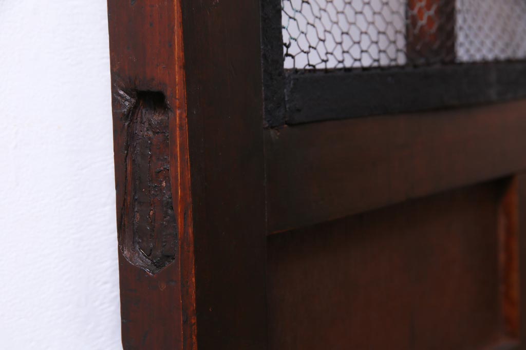 和製アンティーク　ヒノキ材　亀甲金網　たたき塗り　漆塗りが上品な印象与える庄内蔵戸(建具、格子戸、玄関戸)