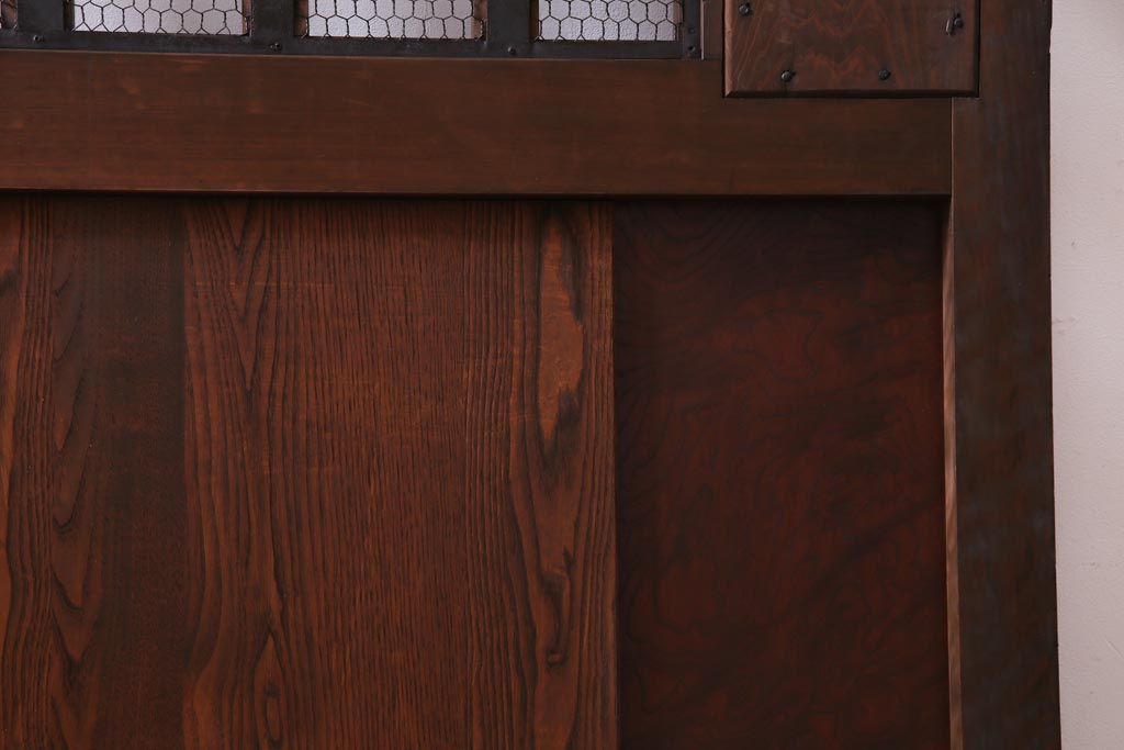 古民具・骨董　ケヤキ材・ヒノキ材　亀甲金網　巾着金具　上質な作りの格子蔵戸(建具、引き戸、玄関戸)