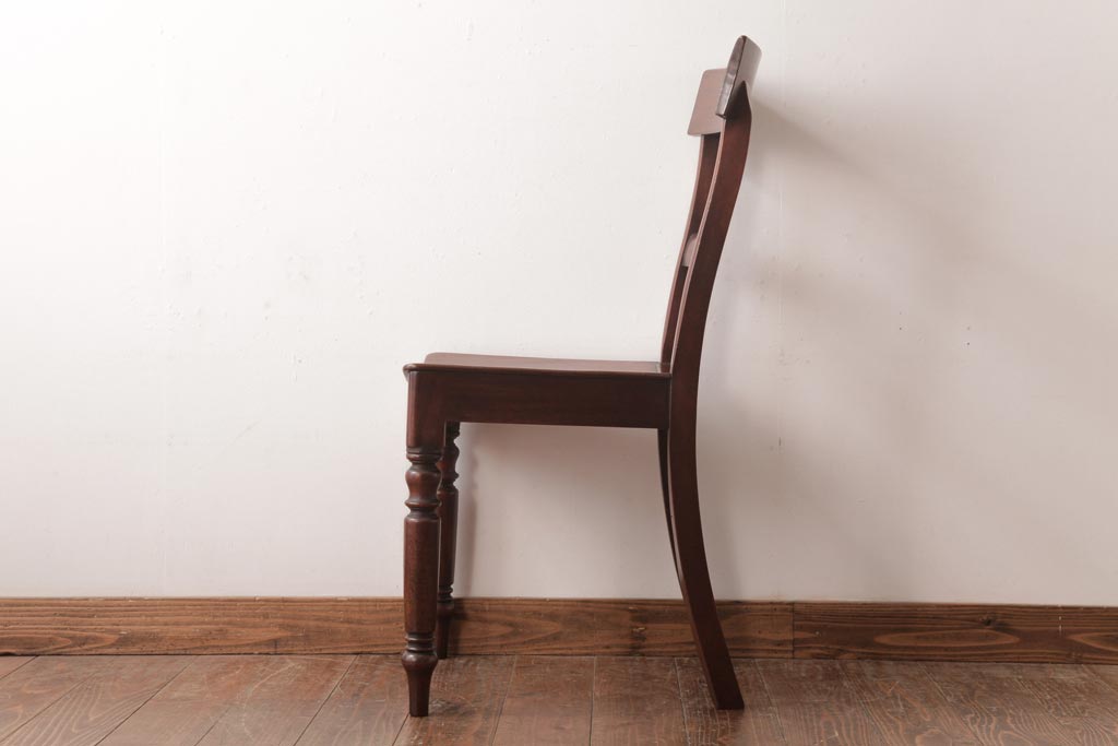 アンティーク家具　フランスアンティーク　マホガニー材　艶を帯びた滑らかな木肌が上品な板座チェア(ダイニングチェア、椅子)