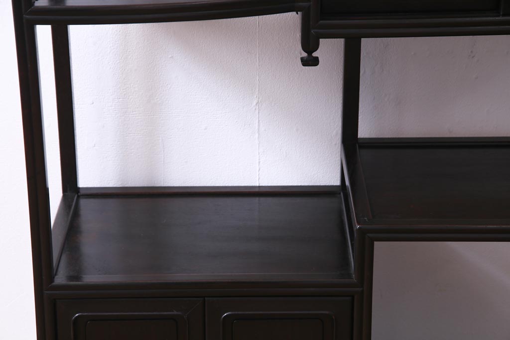 アンティーク家具　昭和初期　時代物　紫檀材　シンプルな浮彫の意匠がモダンな茶棚(飾棚、飾り棚)