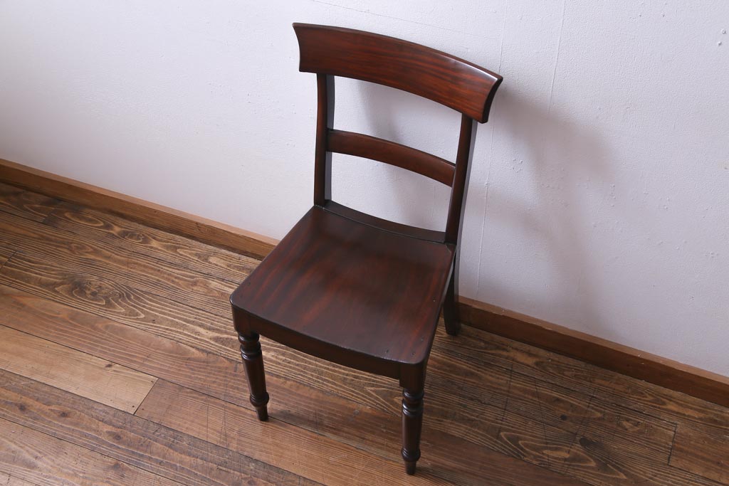 アンティーク家具　フランスアンティーク　マホガニー材　艶を帯びた滑らかな木肌が上品な板座チェア(ダイニングチェア、椅子)(1)