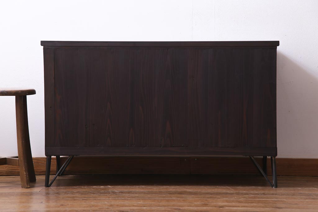 アンティーク家具　昭和初期　前面ケヤキ材　鉄脚リメイク　シンプルな引手が上品なリビングボード(戸棚)