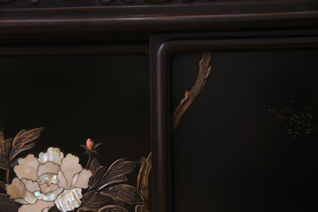アンティーク家具　和製アンティーク　時代物　紫檀材　螺鈿と漆絵の花蝶図が品の良い茶棚(飾棚、飾り棚)