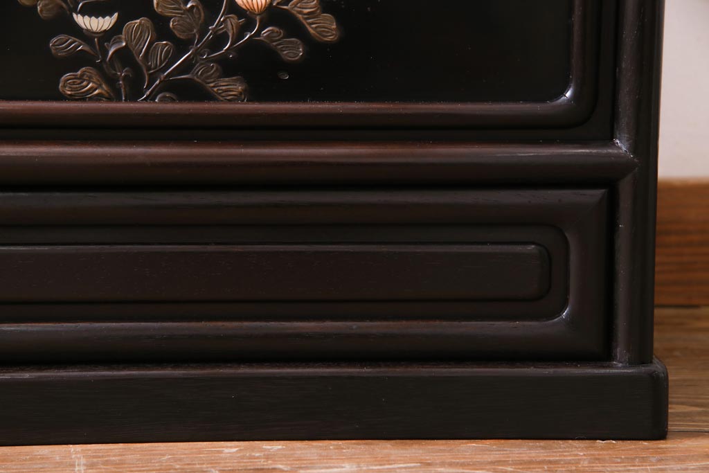 アンティーク家具　和製アンティーク　時代物　紫檀材　螺鈿と漆絵の花蝶図が品の良い茶棚(飾棚、飾り棚)