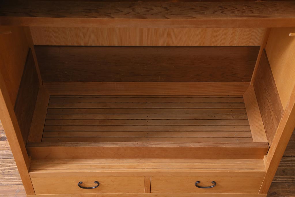 ビンテージ家具　ビンテージ　柔らかな木肌が上品な雰囲気を醸し出す置水屋(茶水屋、収納棚)