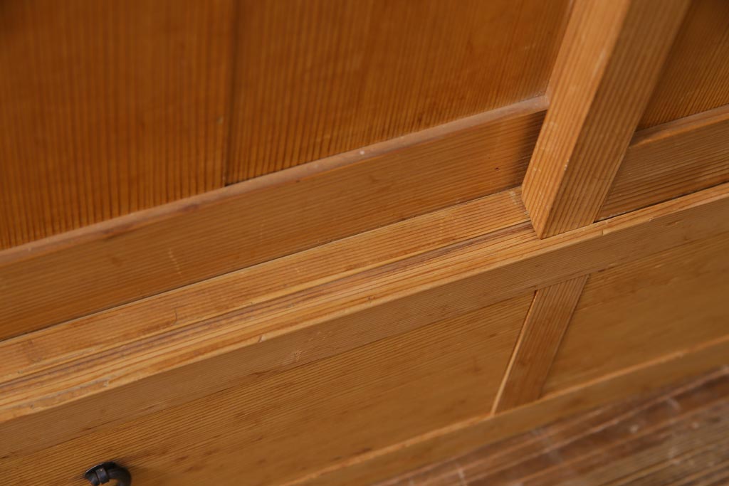 ビンテージ家具　ビンテージ　柔らかな木肌が上品な雰囲気を醸し出す置水屋(茶水屋、収納棚)