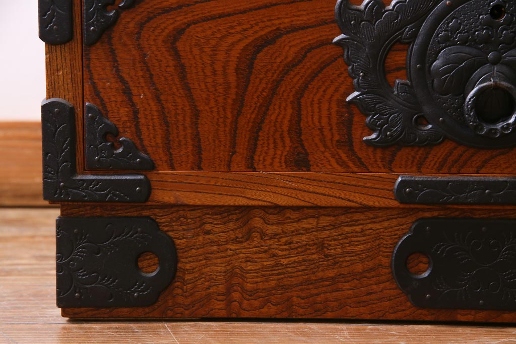 中古　伝統民芸家具　岩谷堂箪笥　観音開きの戸棚がついた立長箪笥(ハイチェスト、和タンス)