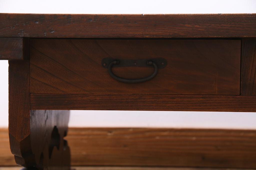 アンティーク家具　和製アンティーク　総ケヤキ材一枚板　重厚感漂う大振りな文机(センターテーブル)