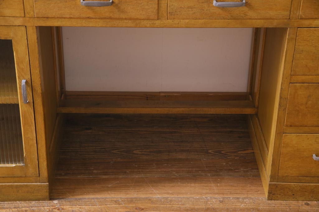 アンティーク家具　昭和中期　モールガラス入り　ナラ材　懐かしさ漂う明るい木色の両袖デスク(作業台、机、在宅ワーク、在宅用)