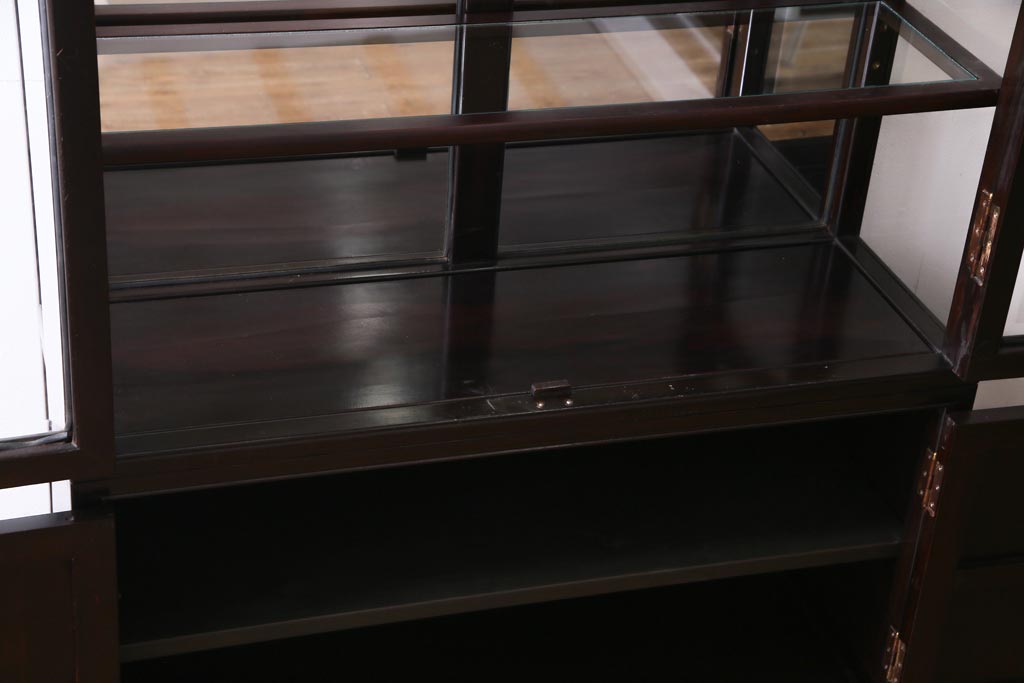 ヴィンテージ家具　ビンテージ　唐木材　浮き彫りが目を引くアジアンテイストのショーケース(ガラスケース、飾り棚)