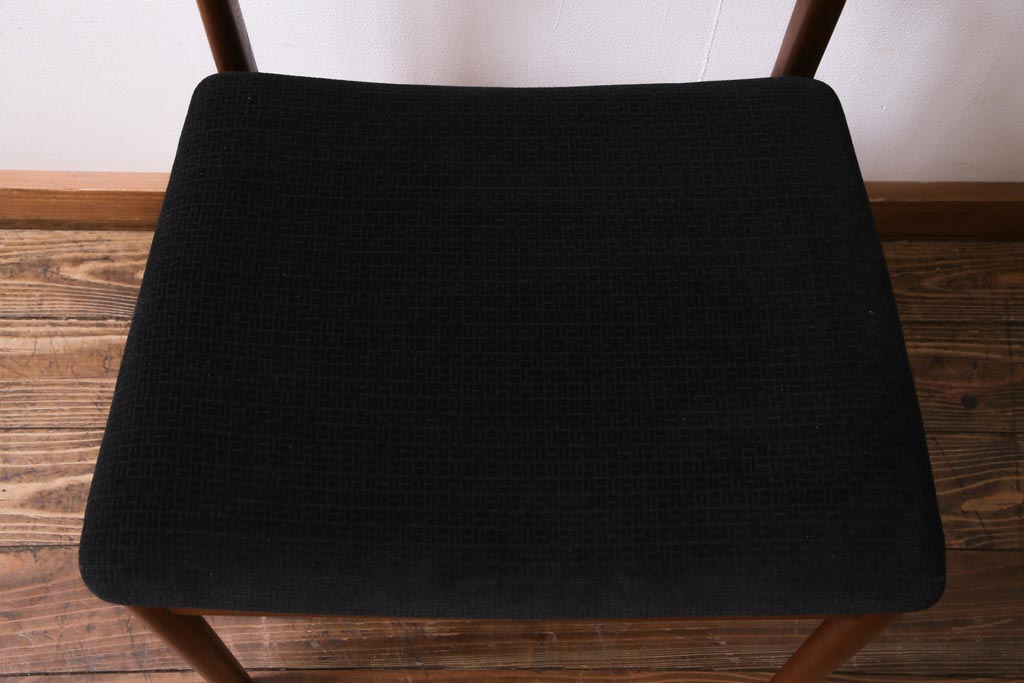 ヴィンテージ家具　北欧ビンテージ　チーク材　黒の座面が大人の雰囲気漂うダイニングチェア(椅子、ワークチェア)(1)