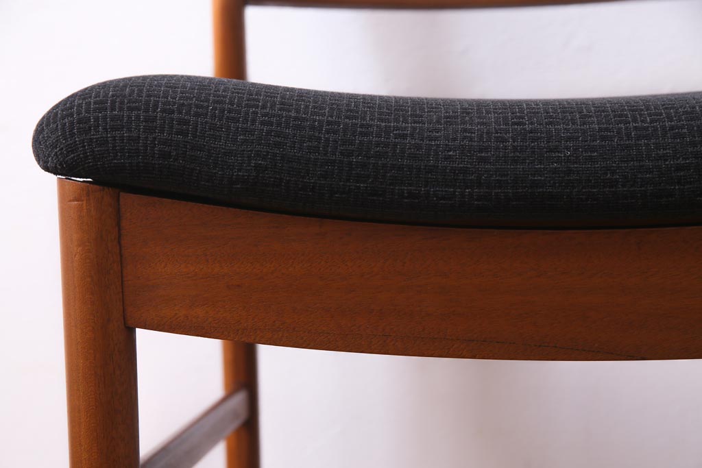ヴィンテージ家具　北欧ビンテージ　チーク材　黒の座面が大人の雰囲気漂うダイニングチェア(椅子、ワークチェア)(1)