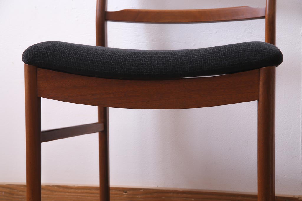 ヴィンテージ家具　北欧ビンテージ　チーク材　黒の座面が大人の雰囲気漂うダイニングチェア(椅子、ワークチェア)(2)
