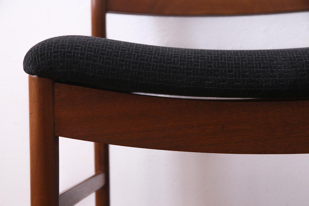 ヴィンテージ家具　北欧ビンテージ　チーク材　黒の座面が大人の雰囲気漂うダイニングチェア(椅子、ワークチェア)(2)