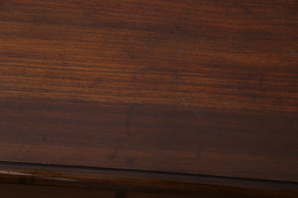 アンティーク家具　イギリスアンティーク　ウォールナット　艶を帯びた落ち着いた木色がシックな雰囲気醸し出すキャビネット(収納棚、ブックケース、飾り棚)