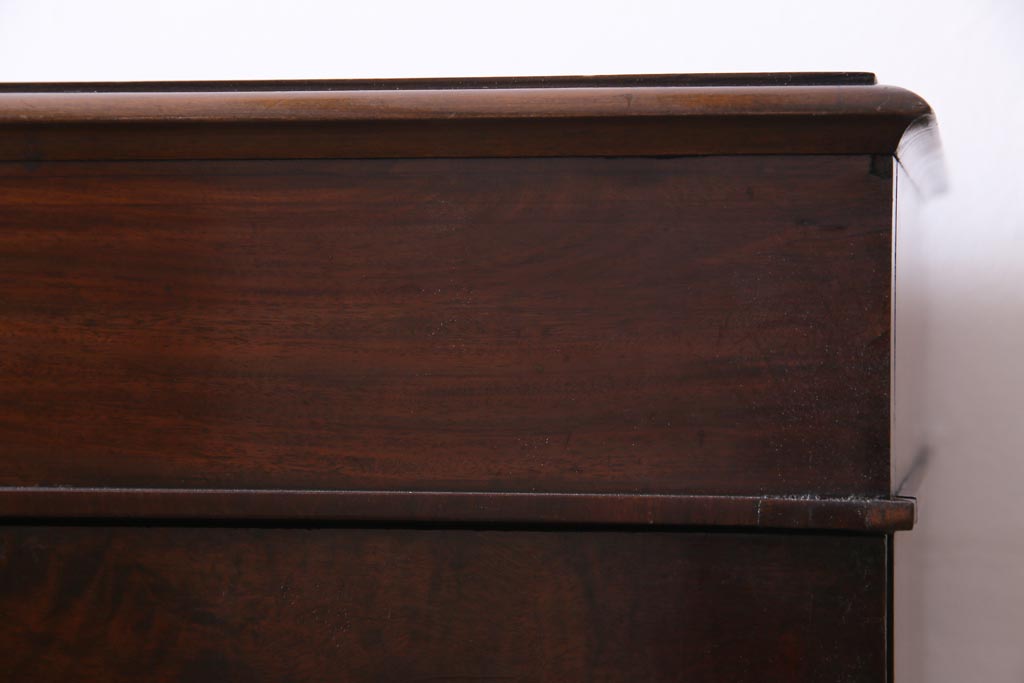 アンティーク家具　イギリスアンティーク　ウォールナット　艶を帯びた落ち着いた木色がシックな雰囲気醸し出すキャビネット(収納棚、ブックケース、飾り棚)
