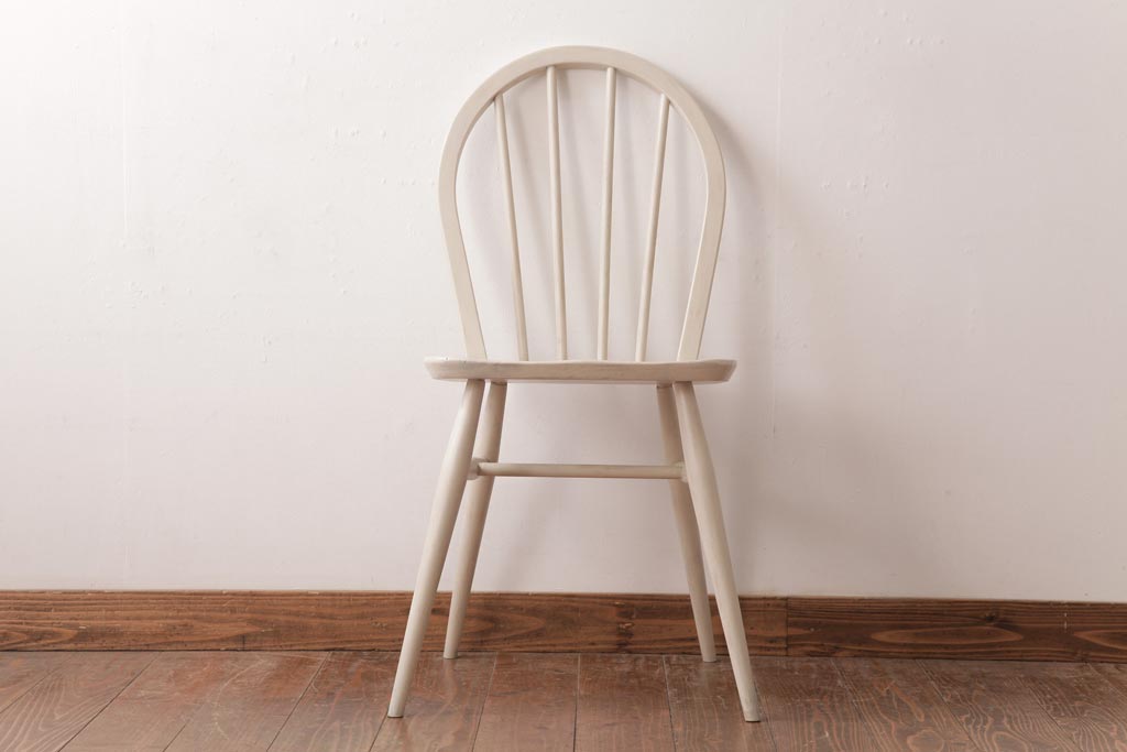 イギリスビンテージ　ペイント家具　ERCOL(アーコール)　優しげなアイボリーカラーが魅力のフープバックチェア(椅子、ダイニングチェア)