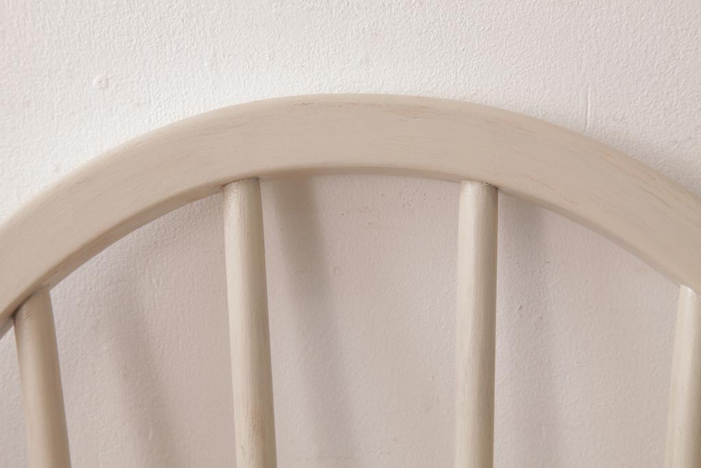 イギリスビンテージ　ペイント家具　ERCOL(アーコール)　優しげなアイボリーカラーが魅力のフープバックチェア(椅子、ダイニングチェア)