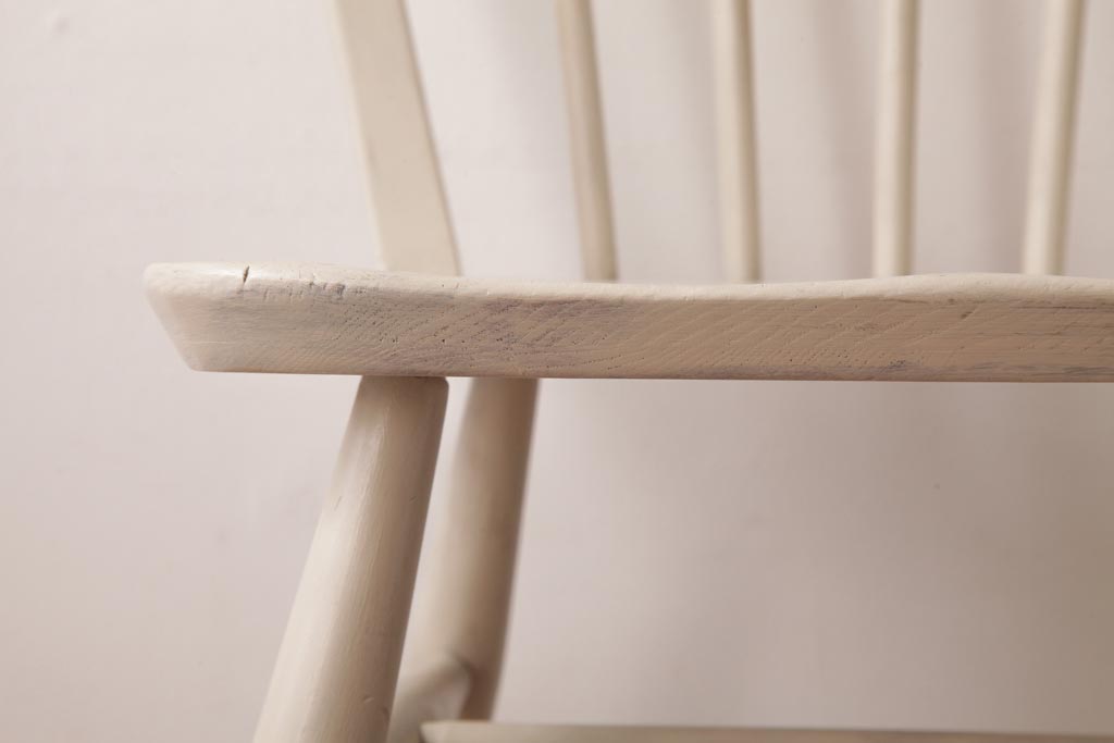 イギリスビンテージ　ペイント家具　ERCOL(アーコール)　優しげなアイボリーカラーが魅力のフープバックチェア(椅子、ダイニングチェア)