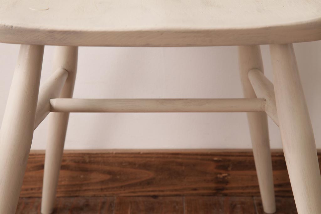 イギリスビンテージ　ペイント家具　ERCOL(アーコール)　優しげなアイボリーカラーが魅力のフープバックチェア(椅子、ダイニングチェア)